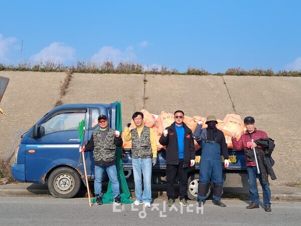 대한민국 특수임무유공자회 당진지회가 해양쓰레기 수거 활동을 이어가고 있다.