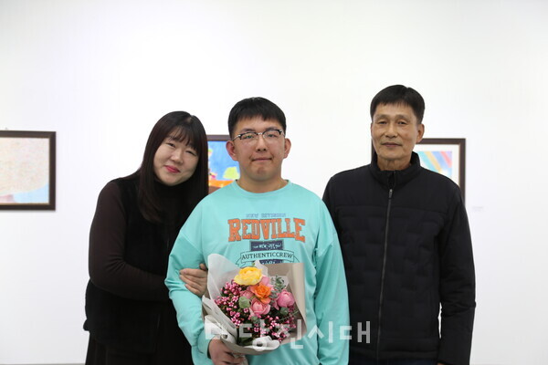 (왼쪽부터) 어머니 백주연 씨, 송규민 씨, 아버지 송연덕 씨