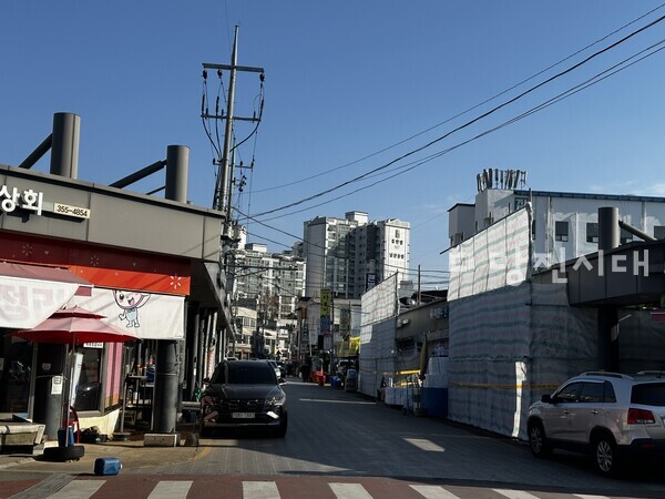 노후된 전통시장이 철거가 1월에 진행 예정되면서 우선적으로 석면제거공사가 시작됐다.