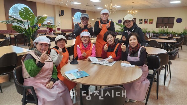 당진시남부노인복지관 기지시성당 봉사단이 지난달 28일 당진시장 표창을 받았다.
