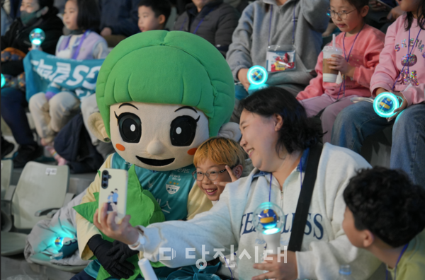지난 13일 GS EPS 지원으로 당진 아이들이 배구 경기를 관람했다.
