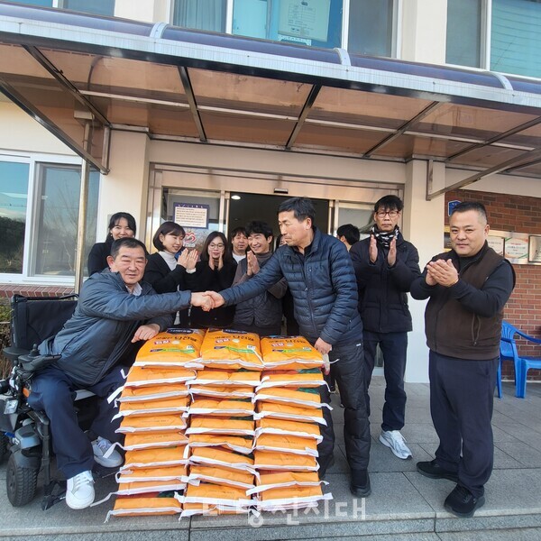 당진식품이 (사)충남지체장애인협회 당진시지회에 쌀 30포를 전달했다.