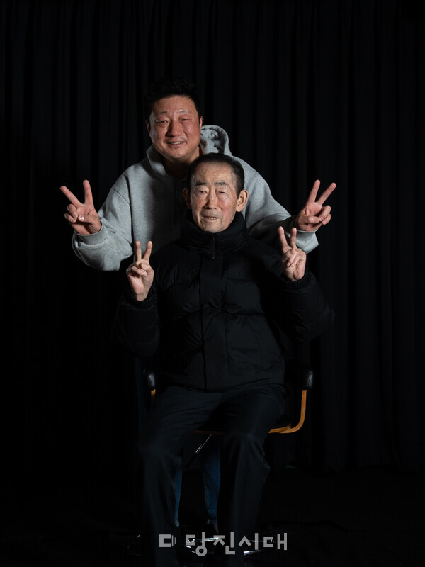 손철승 감독과 박기택 이발사