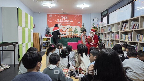 변지철 대표가 지역아동센터를 찾아 아이들에게 크리스마스 선물을 전했다.