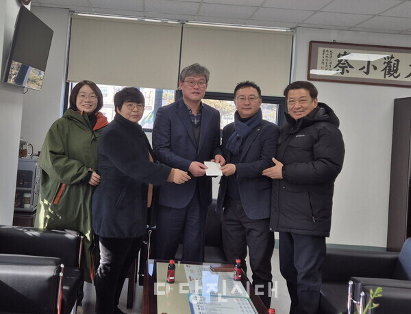 당진남·여의용소방대가 당진3동 행정복지센터에 이웃돕기 성금을 기탁했다.
