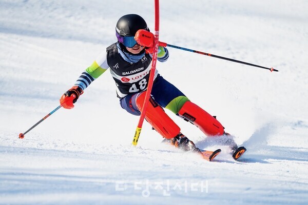 김보민 학생이 지난해 열린 종별 선수권 대회에서 스키를 타고 있다.