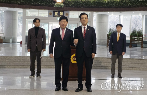 조원희 대전시의회 의장(앞줄 오른쪽)과 홍성현 충남도의회 의장(앞줄 왼쪽)이 지난달 29일 기자회견을 열었다.