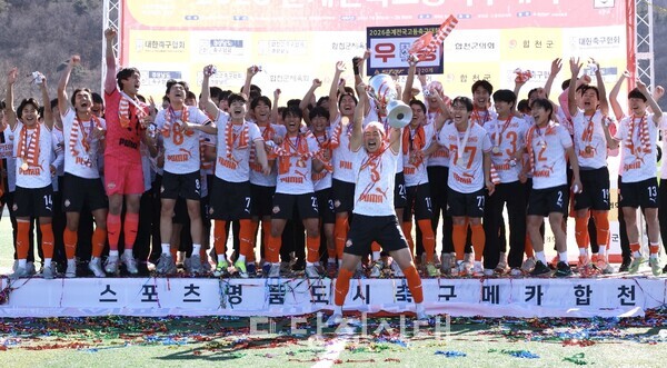 신평고 축구부가2026 춘계전국고등 축구대회에서 우승했다.