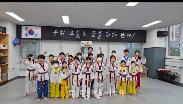 지난 6일 수청별빛태권도장이 사랑의 라면 트리를 당진1동 행정복지센터에 기탁했다.