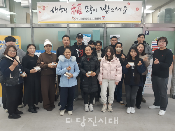 당진시외국인근로자지원센터가 설을 맞아 외국인 근로자에게 가래떡을 전달했다.