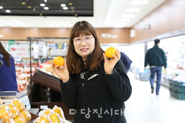 송악농협 하나로마트에서 근무하고 있는 황봉숙 씨