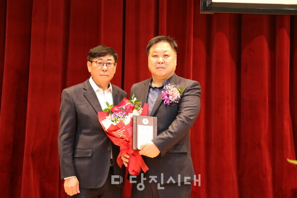 이임하는 이화용 회장이 감사패와 공로패를 받았다.