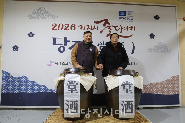 구은모 기지시줄다리기보존회장과 최홍섭 기지시줄다리기축제위원회 위원장