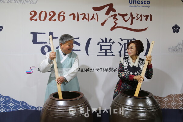 왼쪽이 올해의 당주인 홍진희 송악농협 조합장