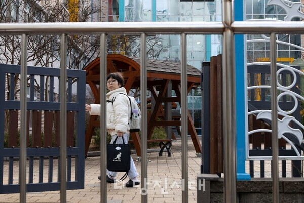 대덕초등학교가 방학중 후문 공사를 완료하고 후문을 개방했다.