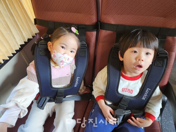 기지유치원이 원아를 대상으로 통학차량 안전교육을 실시했다.