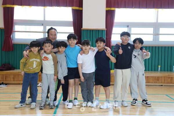 지난 24일 전대초등학교 체육관에서 만난 배드민턴 스포츠클럽 학생들과 박복래 교사
