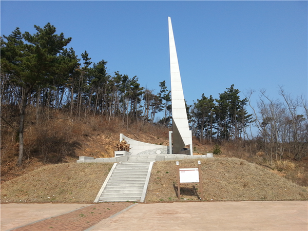 소난지도 의병항쟁 추모탑(의병총 앞, 2009년 건립)