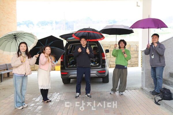 지난 24일 송악읍 주민자치회에 선별한 우산을 전달했다.
