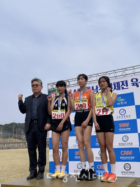 (오른쪽에서 두 번째) 김연후 육상부 학생
