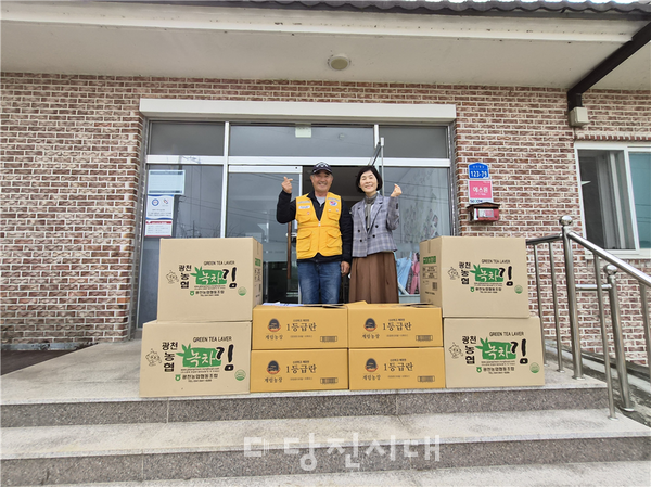 심상복 대표가 두리마을에 식료품을 후원했다.