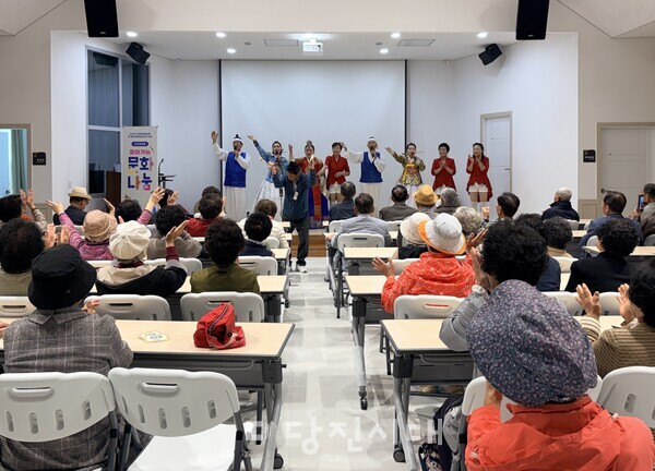 당진문화원이 순성노인대학에서 찾아가는 문화나눔 1회차 공연을 개최했다.