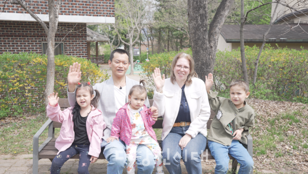 라디 씨와 아내 올가, 그리고 둘째 아멜리, 막내 게르다, 첫째 로베르트