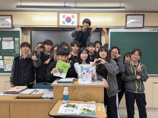 도덕 교과서를 들고 있는 이주원 교사, 국어 교과서를 들고 있는 염수빈 교사와 송악중 3학년 8반 학생들