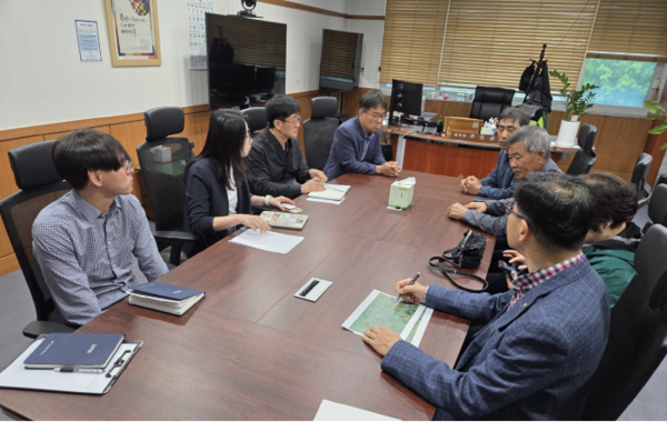 당진시농업회의소가 한국농어촌공사 당진지사를 찾아 원활한 용수공급과 용배수로 정비를 건의했다.