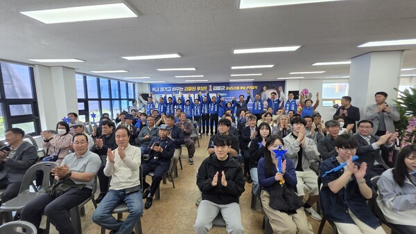 김봉균 도의원 후보가 선거사무소 개소식을 열고 지지를 호소했다.
