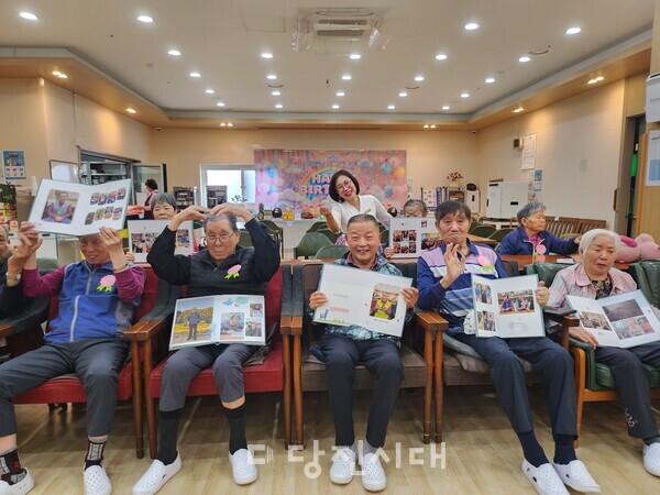 어버이날을 맞아 시설 이용 어르신 46명을 위해 지난 1년간의 활동을 담은 맞춤형 앨범을 제작해 지난 7일 전달했다.