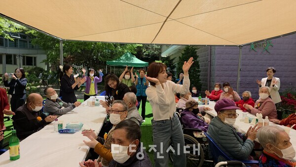 참사랑요양원에서 어버이날 기념행사 사랑 더하기 효 잔치가 열렸다.
