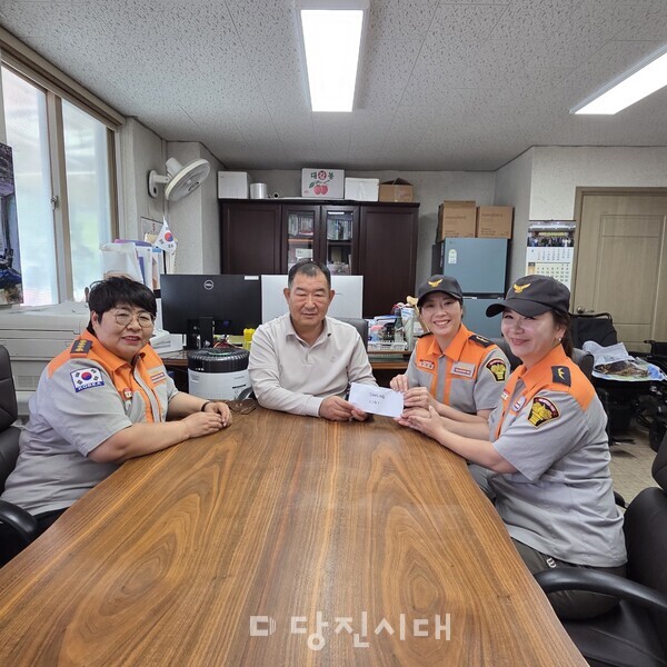 전이슬·안현진 대원이 전국의용소방대 소방기술경연대회 상금을 (사)한국지체장애인협회 당진시지회에 전달했다.