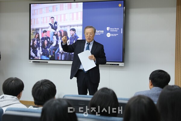 면천면 율사리 출신인 아서 리 총장이 신평고 학생들을 만났다.