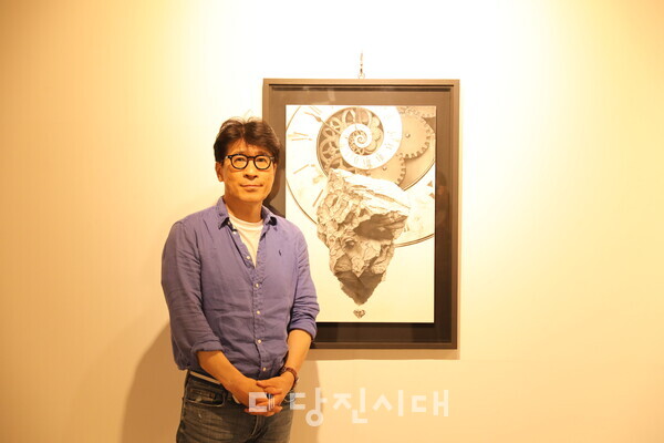 작품 '자화상-시간의 구조 속에서' 앞에서 이동섭 작가