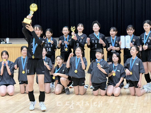 기지초 여자 배구부가 ‘2026년 대한배구협회장기 전국유소년배구대회’에서 4년 연속 우승했다.