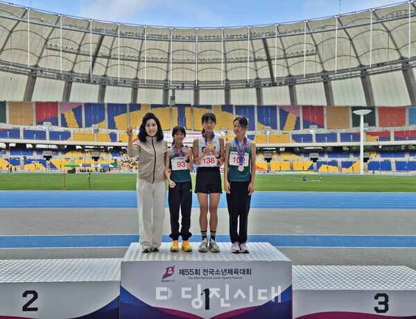 원당초 김민지 선수가 육상 종목 여자 800m 금메달을 획득했다.