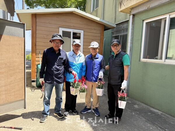 후원된 카네이션 700개는 스승의날 당일, 당진남부사회복지관을 통해 지역 내 어르신들과 지역복지를 위해 힘써주는 지역 소상공인들에게 감사 인사와 함께 전달됐다.