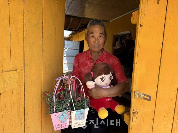 후원된 카네이션 700개는 스승의날 당일, 당진남부사회복지관을 통해 지역 내 어르신들과 지역복지를 위해 힘써주는 지역 소상공인들에게 감사 인사와 함께 전달됐다.