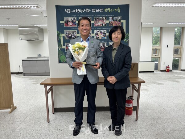 석문LH천년나무1단지 아파트 주거행복지원센터가 당진시노인복지관에 감사패를 전달했다.