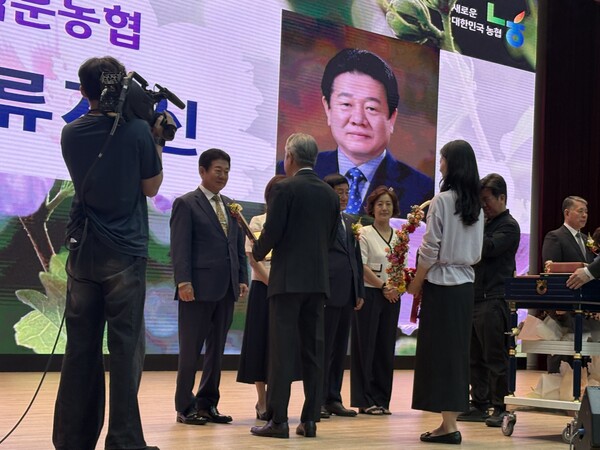 석문농협 류재신 조합장이 새로운 농협 조합장 상을 수상했다.