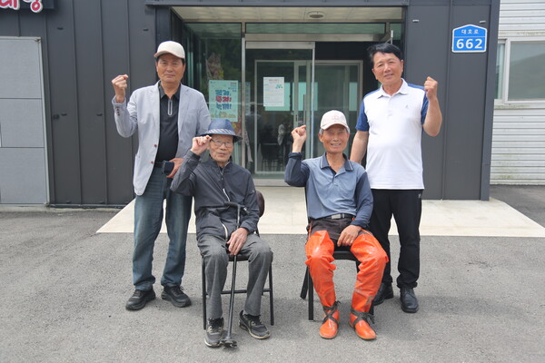 대호지면 적서리 남기창 노인회장, 차기화 어르신, 차유정 전 노인회장, 송연덕 이장(왼쪽부터)