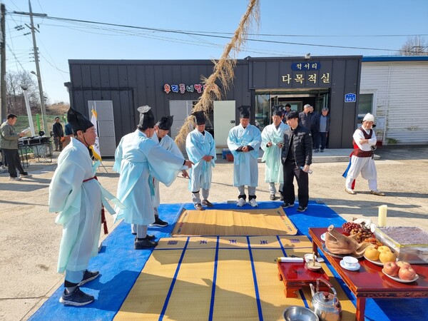지난 2월 마을회관 앞에서 열린 대호지면 적서리 볏가릿대 세우기 행사