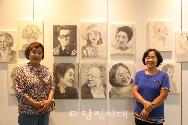 면천면주민자치회 연필인물화전에서 만난 (왼쪽부터) 임정임 씨와 김현옥 씨