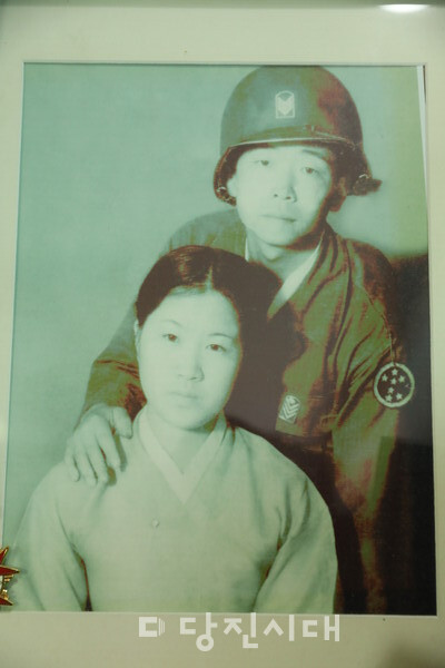 첫 휴가를 받아 나온 박윤식 옹과 그의 아내 이영숙 씨