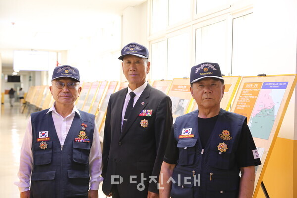 (가운데) 신동근 지회장과 회원