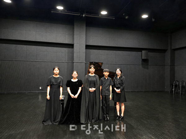 ‘파르두비체 국제콩쿠르’에 출전하는 학생들이 가족을 초청해 시연회를 열었다.