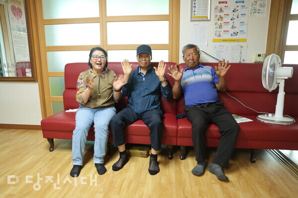 왼쪽부터 이금자 통장, 허순 노인회 사무장, 오선근 새마을 지도자