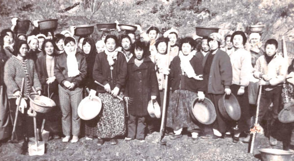 1960년대 마을농로포장 작업 후 남긴 주민들의 모습