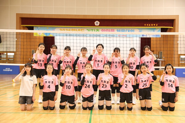 (왼쪽 앞줄부터) 4학년 이민주, 4학년 조민서, 4학년 정지은, 5학년 김하윤, 5학년 한수빈, 4학년 김은솔, 5학년 성민서, 4학년 이수아, 6학년 김온유, 6학년 김은재, 6학년 민다온, 6학년 김사라, 6학년 이유주, 5학년 양예빈, 5학년 임서영, 4학년 남궁주 학생